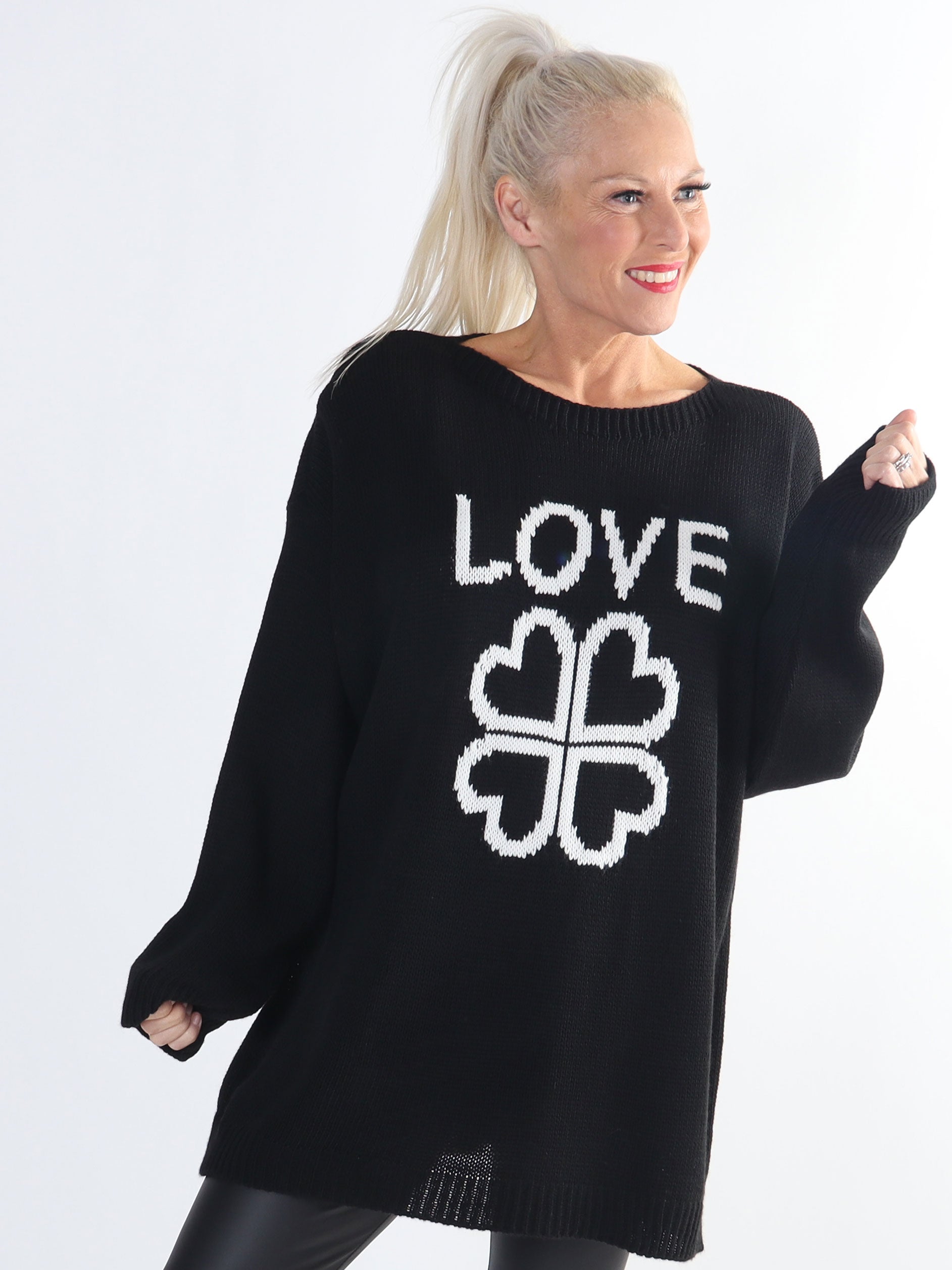Mia - Stickad blus med fyrklöver i plus size-modell